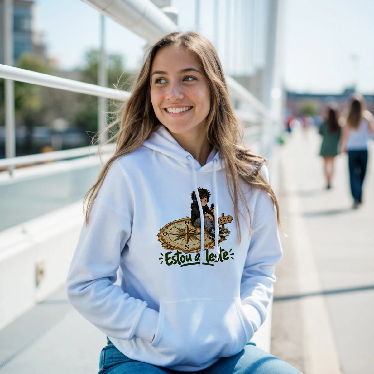 Hoodie unissexo “Estou a Leste”, DN Humor, vista 3