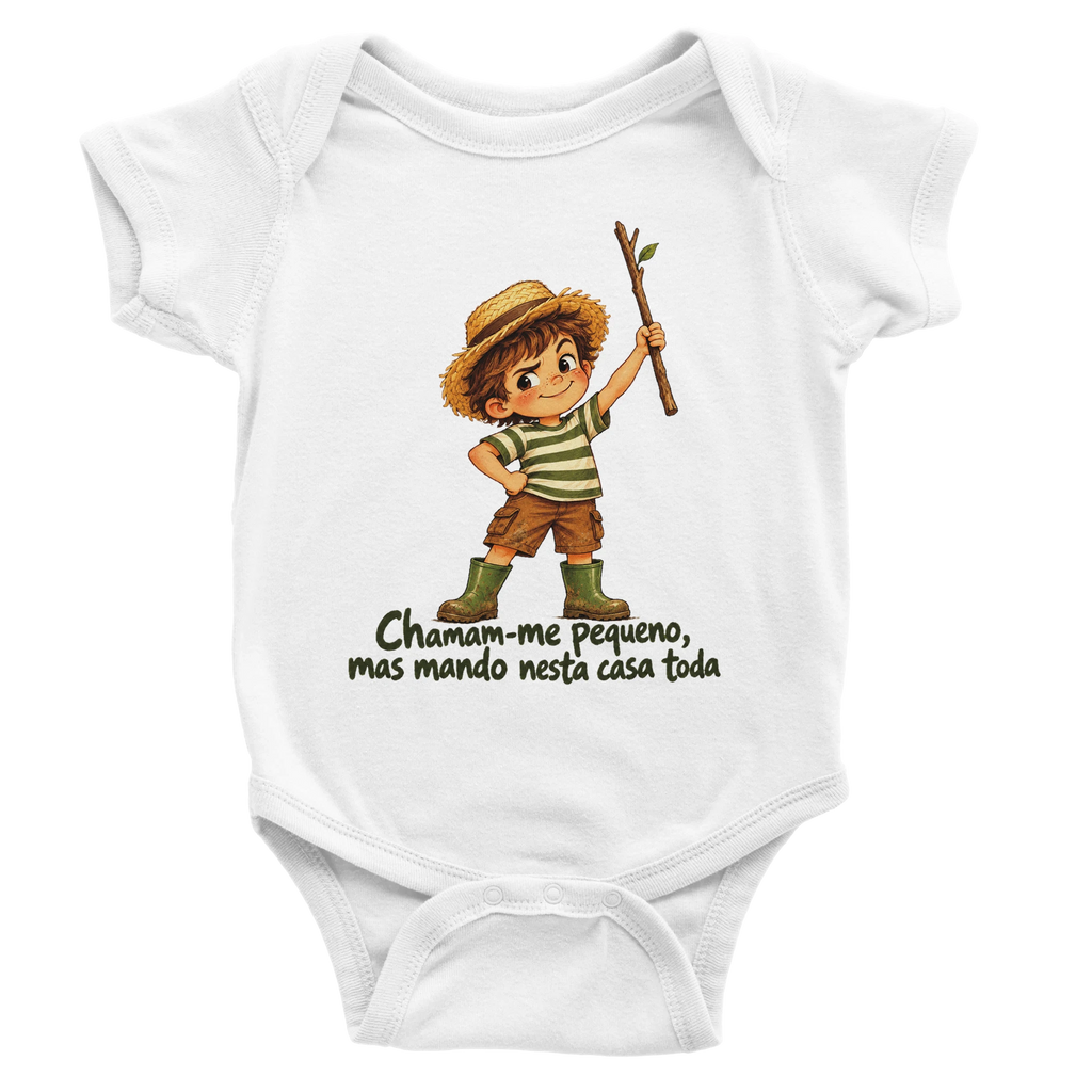 Body de bebé branco com o Reguila da DN Humor e a frase Chamam-me pequeno, mas mando nesta casa toda
