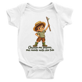 Body de bebé branco com o Reguila da DN Humor e a frase Chamam-me pequeno, mas mando nesta casa toda