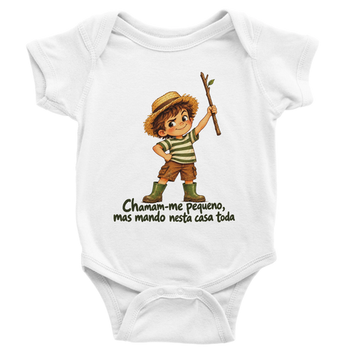 Body de bebé branco com o Reguila da DN Humor e a frase Chamam-me pequeno, mas mando nesta casa toda