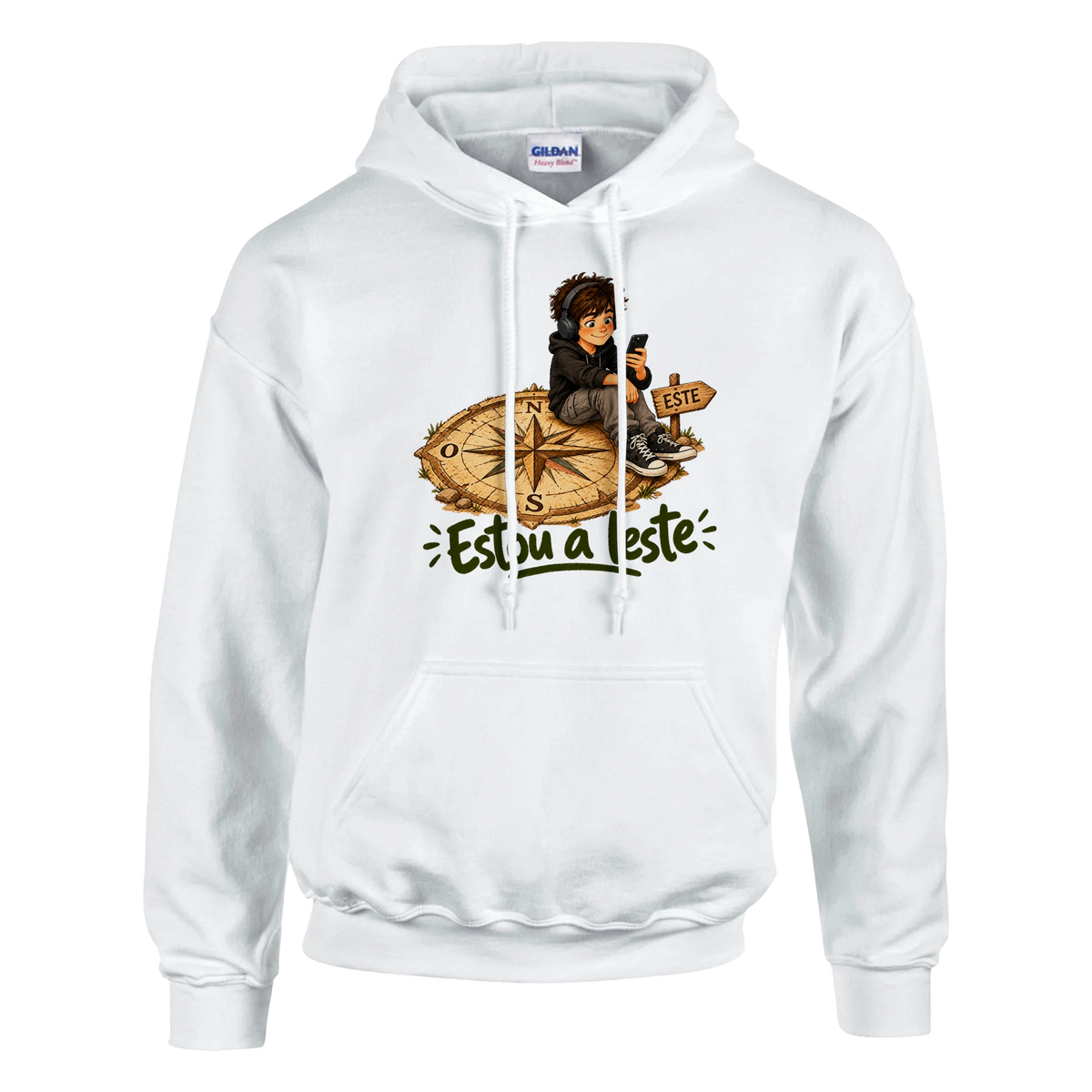 Hoodie unissexo branco “Estou a Leste” com o Mais Velho sentado numa rosa dos ventos, DN Humor, imagem principal